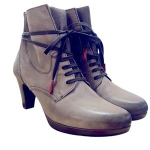 Tamari’s-👢Elegant Gray Leather Ankle Boots